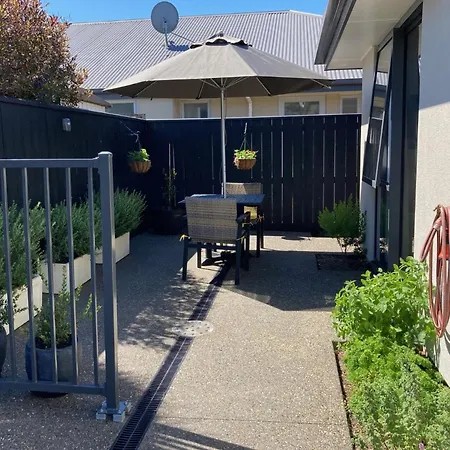 Modern, Sunny, Central Motueka Exterior photo